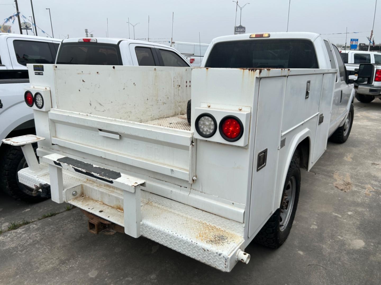 2015 White Ford F-350 SD (1FD7X3A66FE) with an 6.2L V8 F SOHC 16V engine, Automatic transmission, located at 1687 Business 35 S, New Braunfels, TX, 78130, (830) 625-7159, 29.655487, -98.051491 - Photo#5
